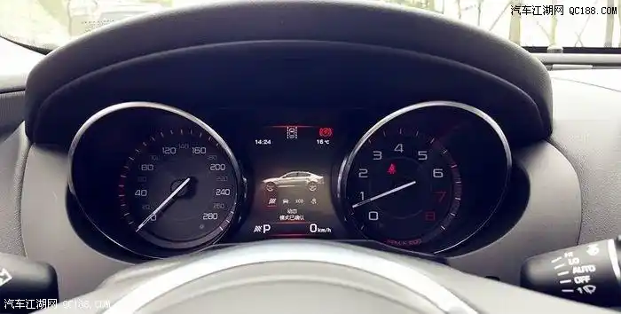 正常模式下,仪表盘是白色的