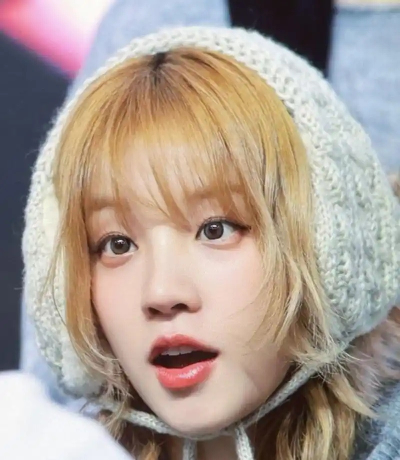 金色短卷发的宋雨琦