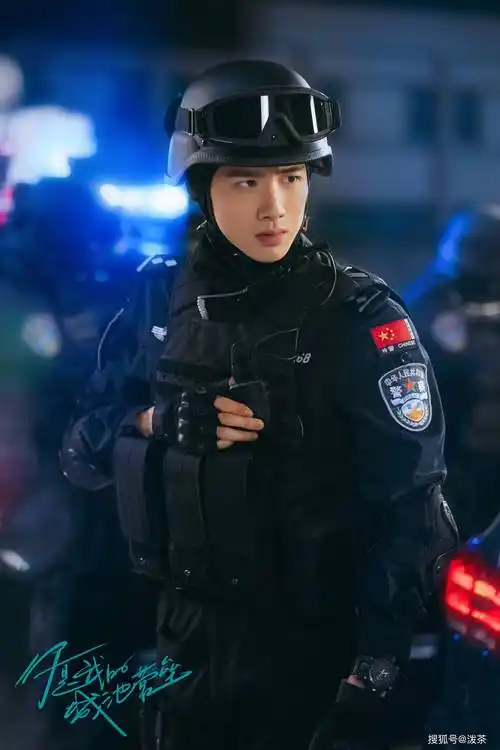 白敬亭和马思纯都很久没有新作品了,白敬亭的警服造型让很多粉丝惊艳