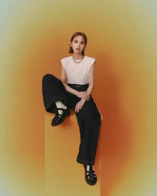 杨丞琳身穿黑白背心造型酷飒有型,黑色阔腿裤造型知性优雅