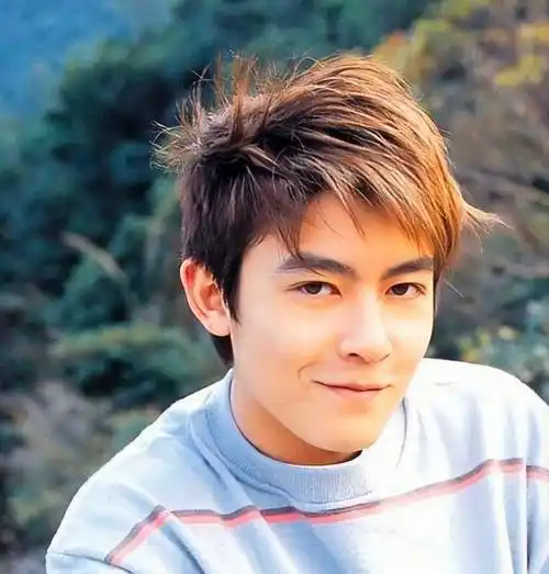 陈冠希罕见晒一家三口合照,颜值暴跌!