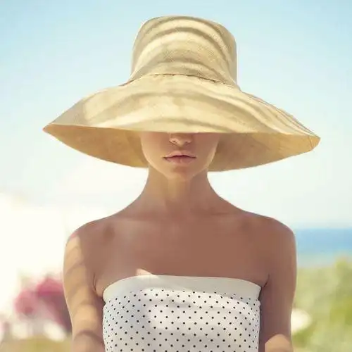 戴帽子女生图片