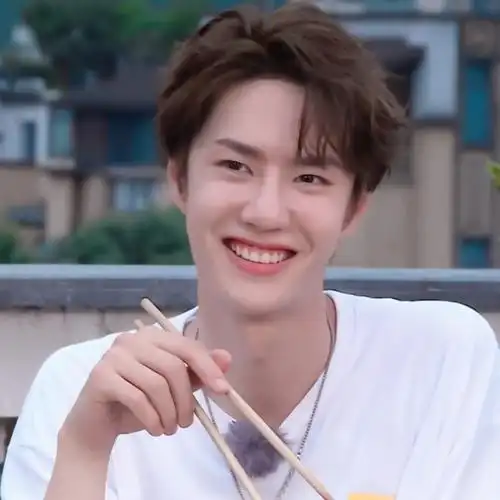 为什么王一博的奶膘那么大? - 知乎