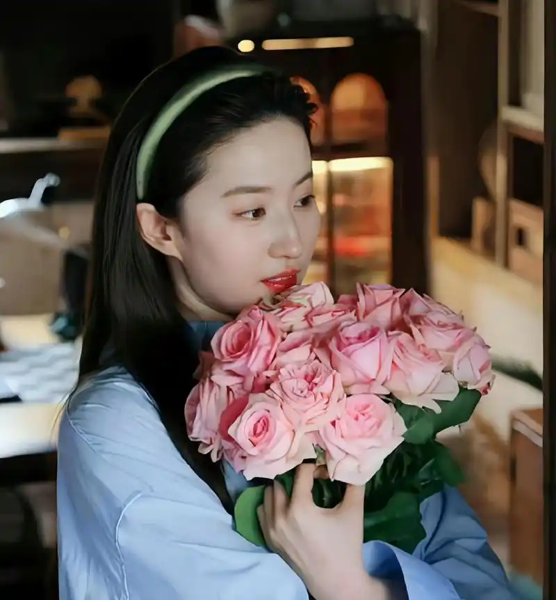 超清楚的刘亦菲抱花头像 最近发现好多学员都在用这个头像 听说这个