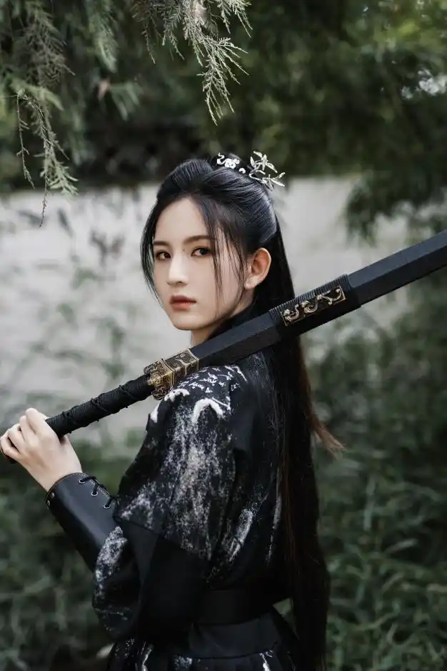 刘诗琪古风侠客写真上线 一袭黑衣侠气十足
