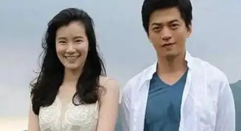 李健回清华被偶遇,与老婆牵手同游,网友:羡慕