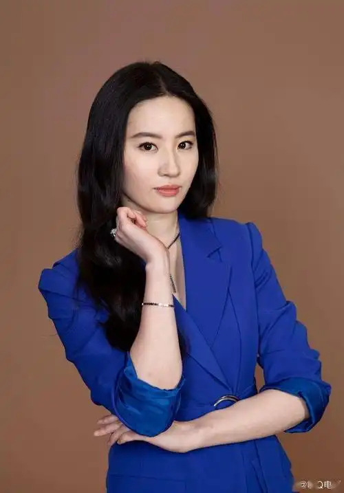 刘亦菲穿宝蓝色西装拍写真温婉大方攻气十足