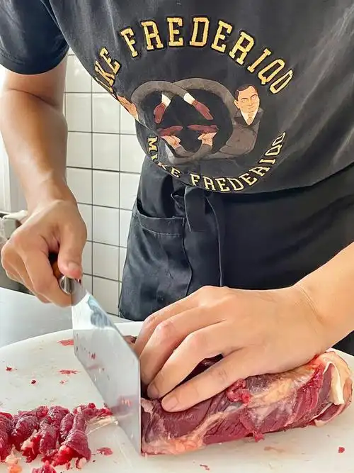 特别适合拍照91牛肉都是根据不同部位现切摆在金色牛形造型的盘托里