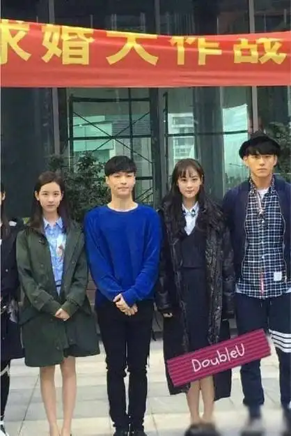 在《好先生》中张艺兴对关晓彤有好感,一直想方设法的与她有身体的