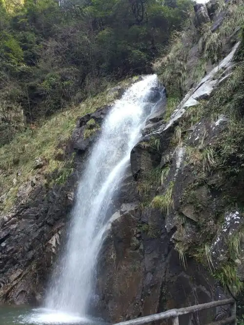 云谷飞瀑,距山下约1000级台阶,这是上山见到的第一个瀑布