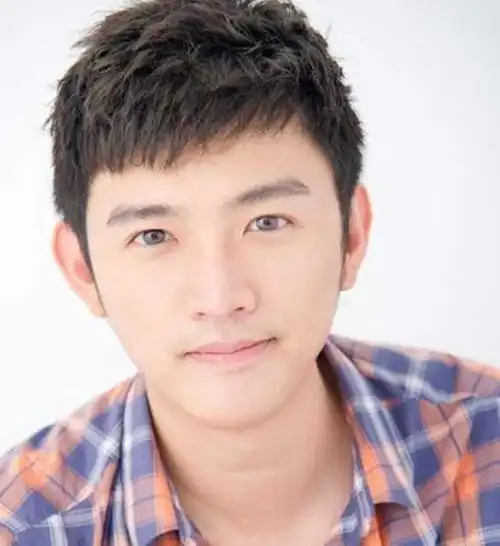 首页 发型 短发 帅气阳光男生短发发型 超短的男生寸板头发型,利落的