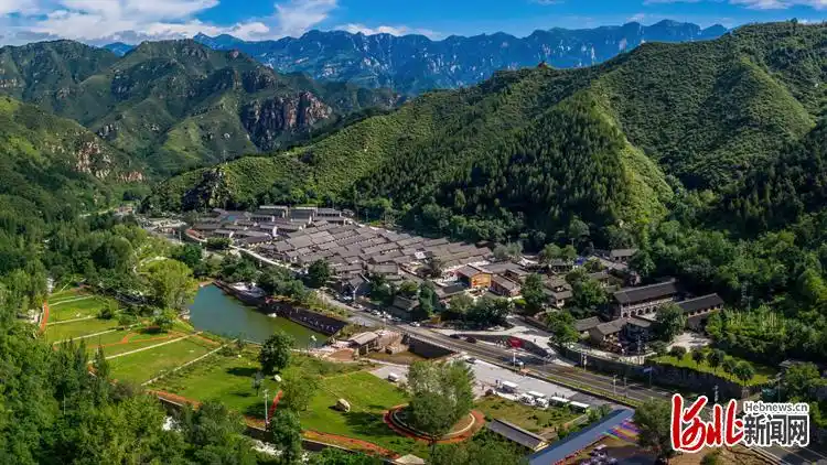 骆驼湾村全貌.  阜平县农业农村和水利局供图