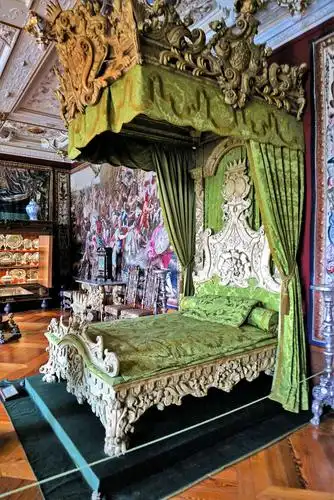 王后的寝宫,克里斯蒂安四世当年的睡床,雅致舒适.