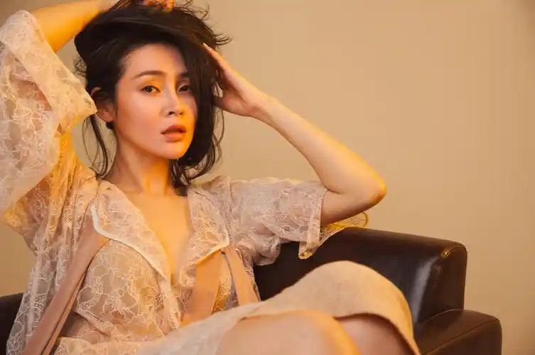 于明加:一袭白衣,清香典雅