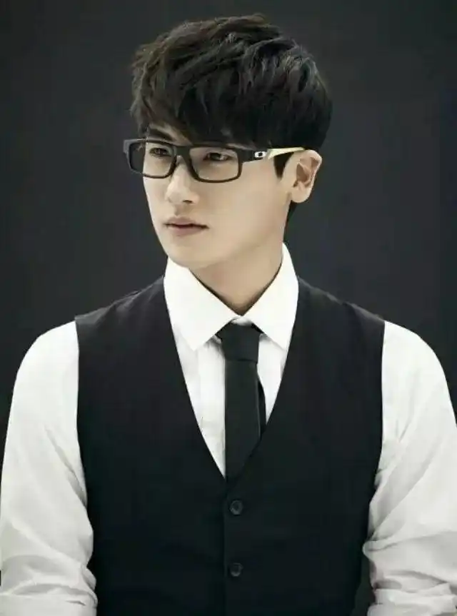 戴眼镜一点也不呆依照脸型挑选镜框文青型男就是你