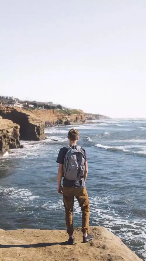 iphone壁纸 欧美 大海 岩石 旅行 男