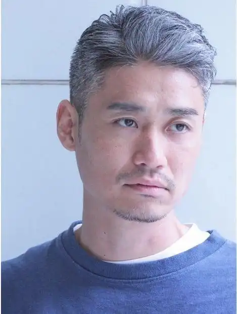 中老年男士发型别乱剪,可以试试这几款,即使头发花白也很帅