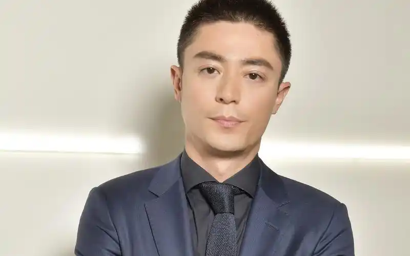 霍建华最新西装帅气写真