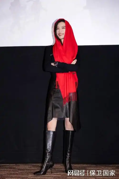 倪妮皮裙搭长靴又酷又飒头披红围巾笑容灿烂