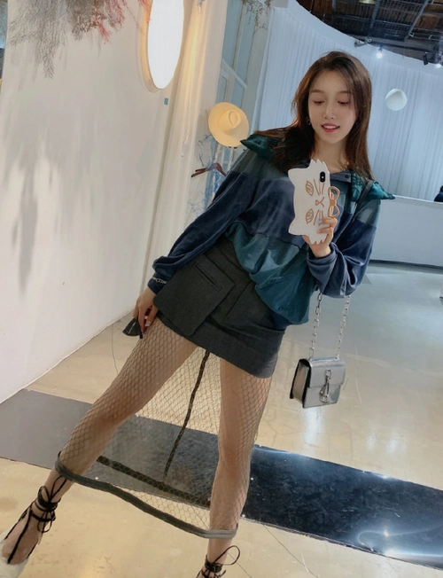 还说姜贞羽拥有神颜看她19岁红毯未修图完全就是两个人