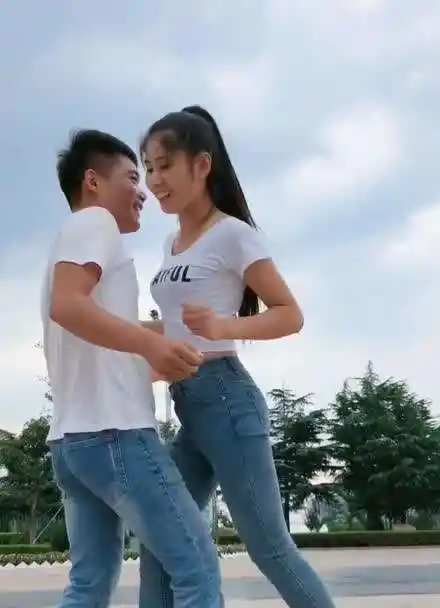 帅哥美女对跳广场舞,看得人害羞脸红,网友:羡慕嫉妒恨!