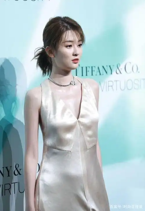 乔欣真是不能再瘦了,穿"光溜"面料的裙子,却能显出骨架感