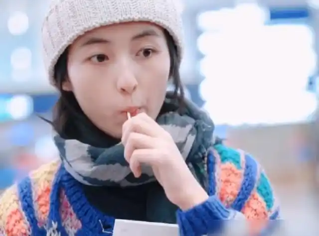 张子枫吃棒棒糖现身机场看清糖的模样贫穷限制了我的想象