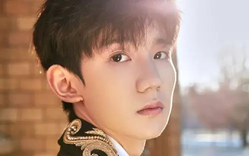 王源冷峻帅气写真图片桌面壁纸