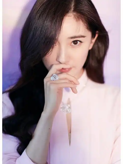 杨幂粉色长裙配波浪卷发知性