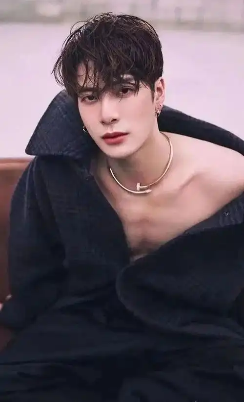 蝴蝶骨,鲨鱼线,三角肌,王嘉尔这身材……|穿搭_网易订阅