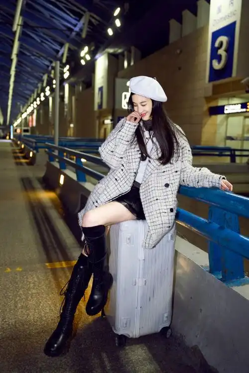黄圣依现身机场即将出发巴黎时装周,黑白格子慵懒风大衣内搭简约白