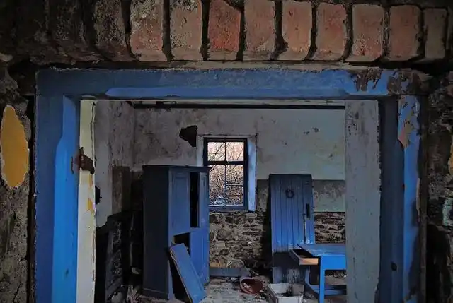 1/8 旅游发现一批被废弃的学校,真的很隐森恐怖