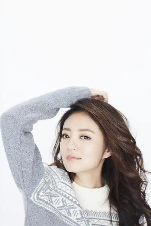 简介:安以轩轻熟风元气满满写真图片,分享一组安以轩图片给大家,图中