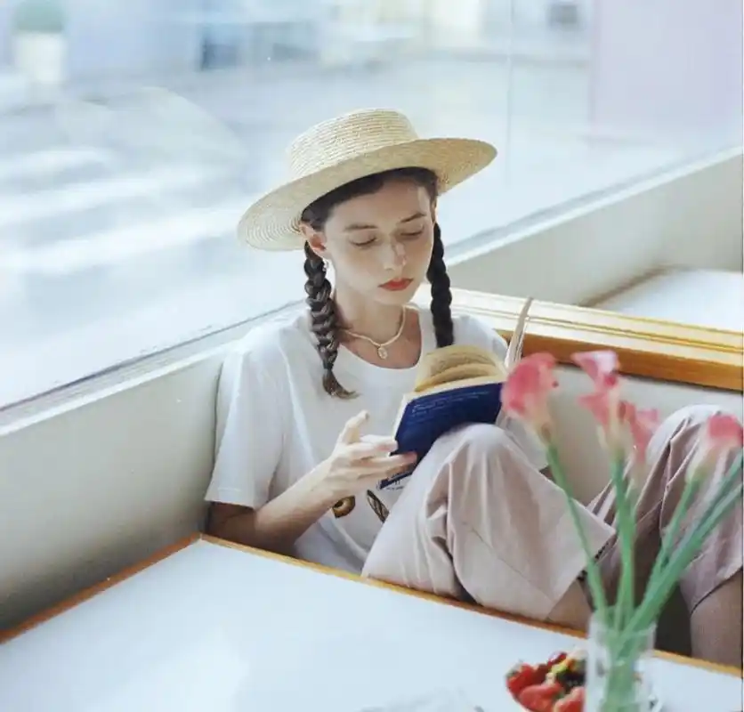 头像98读书女生头像 "读书是最低门槛的高贵.