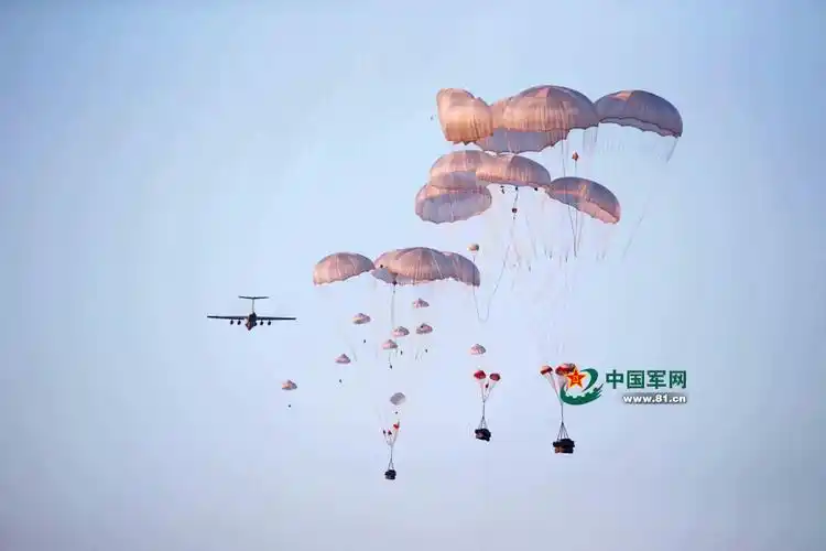 空投:如今的重装空投在未来战场将发挥重要作用.张磊 摄