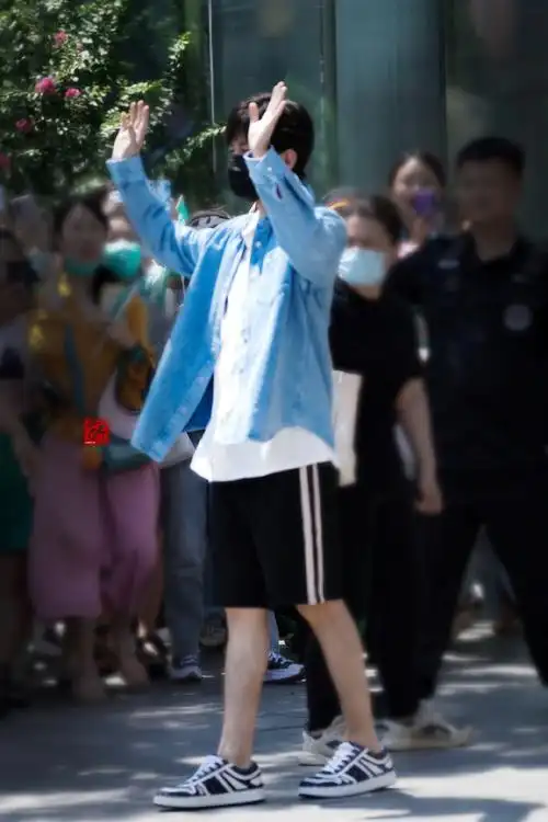 这浓密腿毛"女团腿"谁见谁迷糊  是少年感满满的淇淇子呀    #成毅