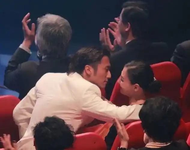 那就另有其人,第二大嫌疑人是谢霆锋,香港狗仔说谢霆锋回家看儿子