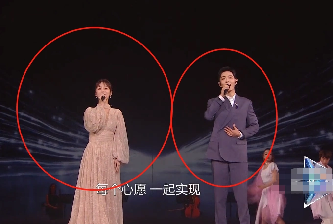 肖战杨紫同台合唱观众席上一片红海谁留意场下明星的反应