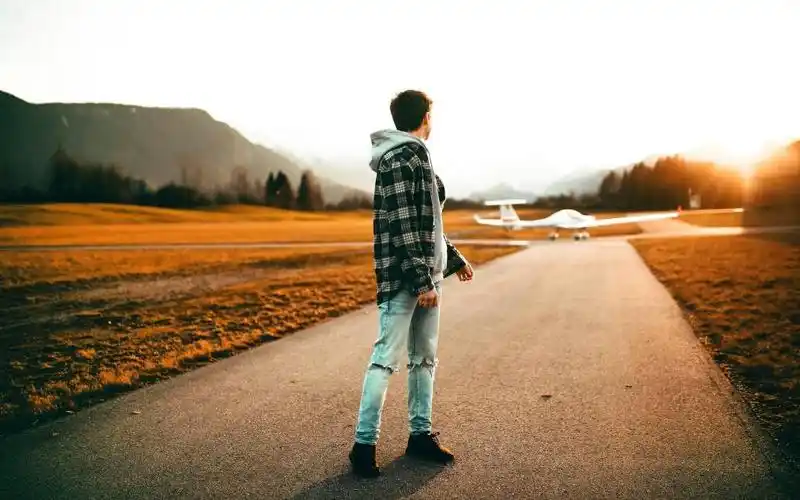 男子一个人在路上的背影