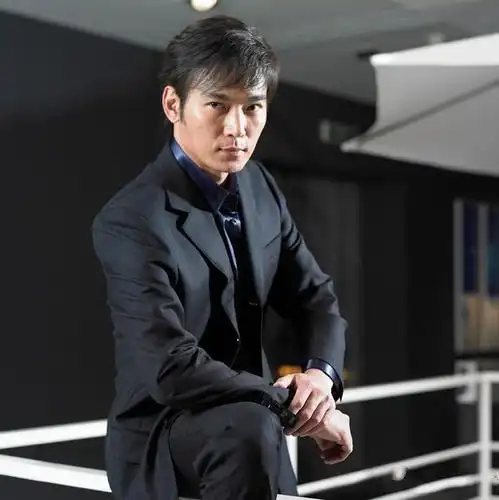 51岁焦恩俊近照,胡子没了容颜出人意料,女儿新造型撞脸唐嫣!