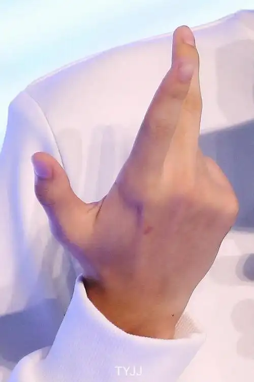 王俊凯手模出道,粉丝手控福利来袭