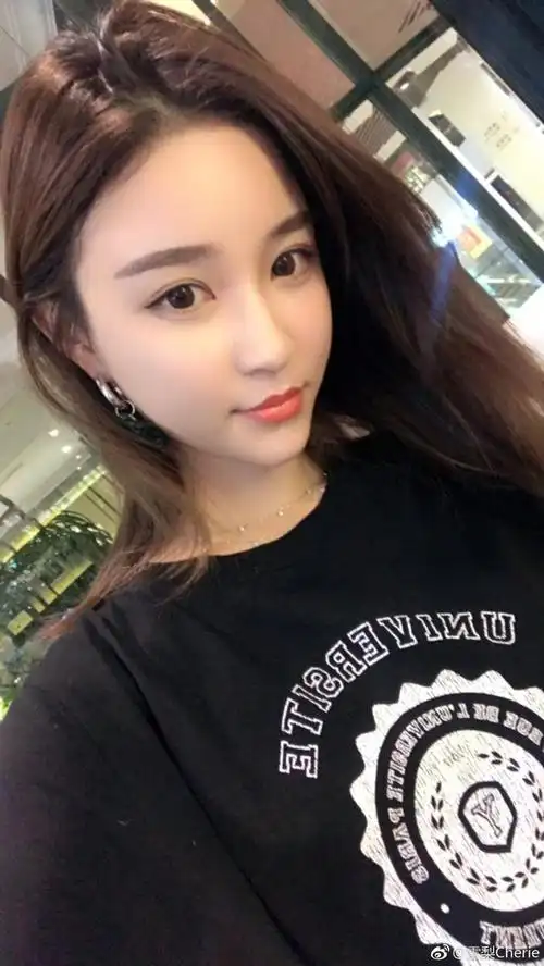 思聪前女友雪梨发廊做造型 妩媚动人惹人爱