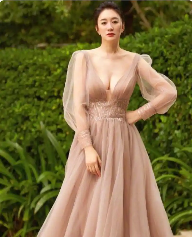 李小冉的皮肤,真的是白到发光!