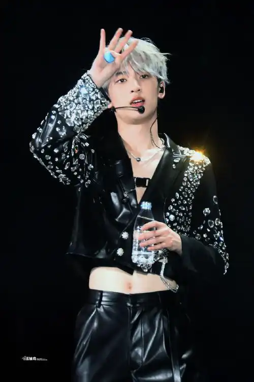 严浩翔超话腰@时代少年团-严浩翔#严浩翔理想之途演唱会##今日星拍