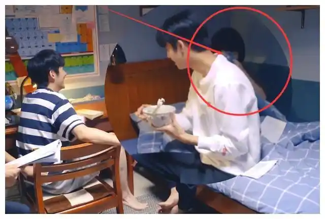 以家人之名宋威龙将谭松韵从被窝拽起谁注意手部动作显修养