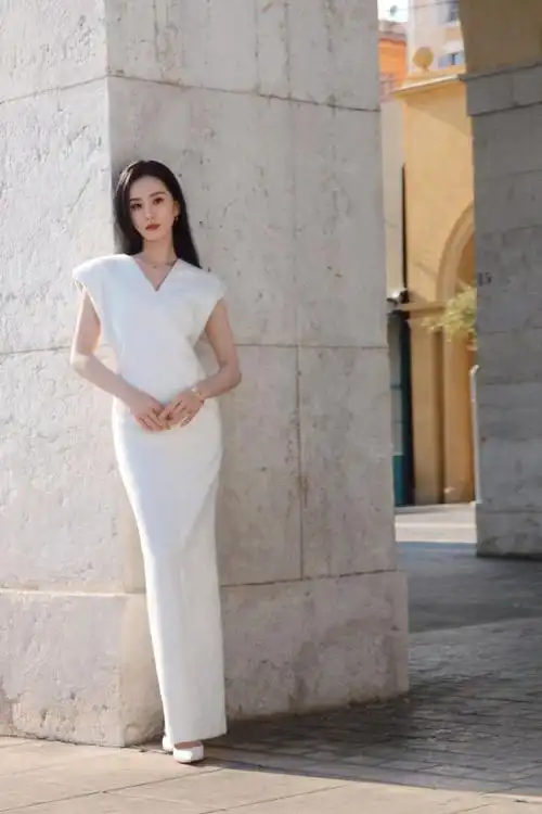 组图:刘诗诗穿白色无袖v领裙展现迷人魅力 阳光下凸显温柔气质