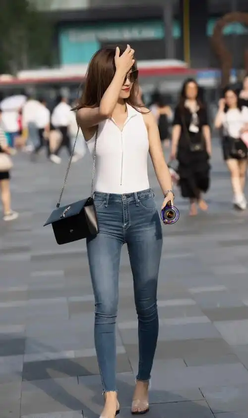 暖冬美女用紧身牛仔裤搭配高跟凉鞋让身姿更显轻盈灵秀