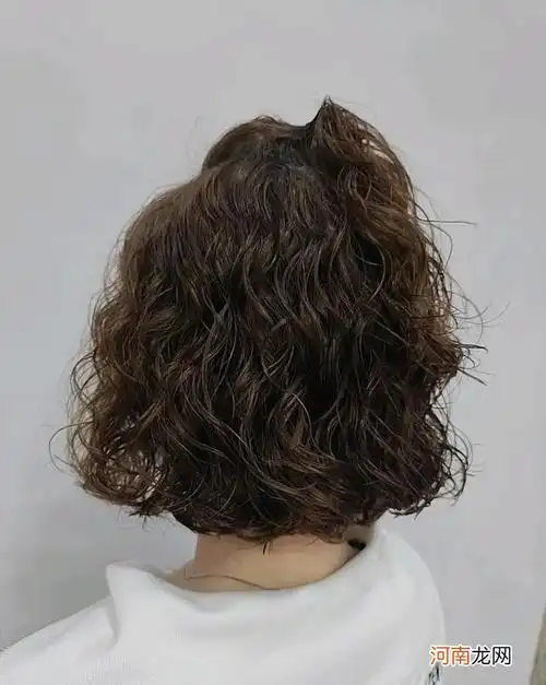 最火女士短发14款 女生短发烫发发型2022