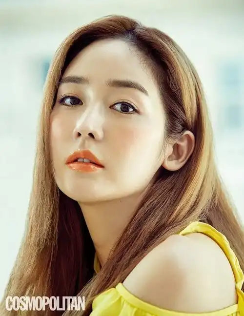 韩国女艺人成宥利最新杂志写真曝光