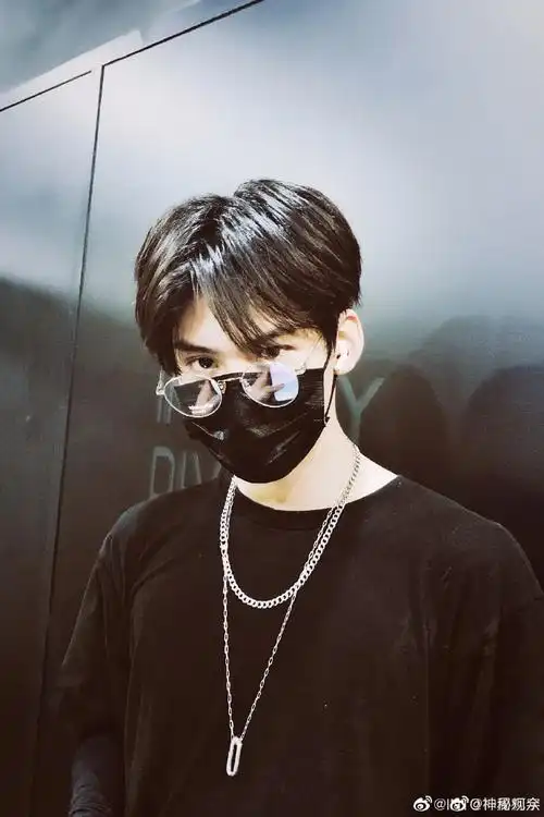 周柯宇卡点表白粉丝##周柯宇金丝眼镜杀